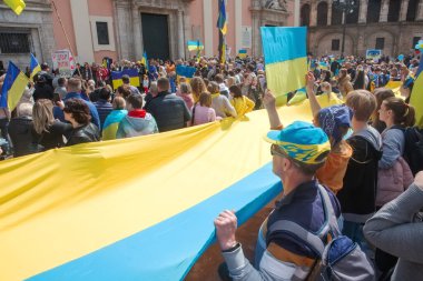 İspanya, Valencia, 27 Mart 2022 Ukrayna 'daki savaşı ve Rusya' nın işgalini protesto. Ukrayna 'yı destekleyen bir gösteride bayraklı insanlar