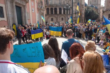 İspanya, Valencia, 27 Mart 2022 Ukrayna 'daki savaşı ve Rusya' nın işgalini protesto. Ukrayna 'yı destekleyen bir gösteride bayraklı insanlar