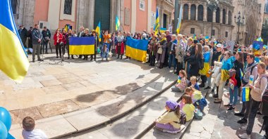 İspanya, Valencia, 27 Mart 2022 Ukrayna 'daki savaşı ve Rusya' nın işgalini protesto. Ukrayna 'yı destekleyen bir gösteride bayraklı insanlar. panorama