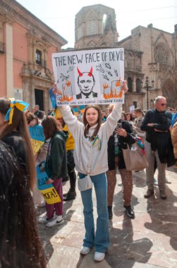İspanya, Valencia, 27 Mart 2022 Ukrayna 'daki savaşı ve Rusya' nın işgalini protesto. Ukrayna 'yı destekleyen bir gösteride bayraklı insanlar. panorama