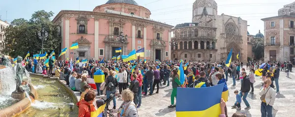 İspanya, Valencia, 27 Mart 2022 Ukrayna 'daki savaşı ve Rusya' nın işgalini protesto. Ukrayna 'yı destekleyen bir gösteride bayraklı insanlar. panorama