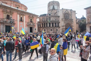 İspanya, Valencia, 27 Mart 2022 Ukrayna 'daki savaşı ve Rusya' nın işgalini protesto. Ukrayna 'yı destekleyen bir gösteride bayraklı insanlar