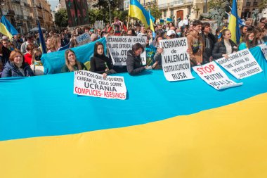 İspanya, Valencia, 27 Mart 2022 Ukrayna 'daki savaşı ve Rusya' nın işgalini protesto. Ukrayna 'yı destekleyen bir gösteride bayraklı insanlar