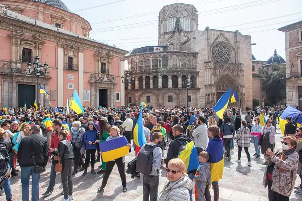 İspanya, Valencia, 27 Mart 2022 Ukrayna 'daki savaşı ve Rusya' nın işgalini protesto. Ukrayna 'yı destekleyen bir gösteride bayraklı insanlar