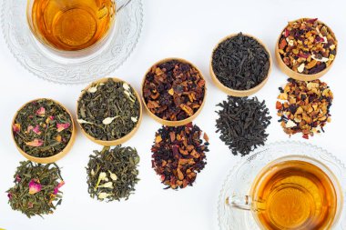 Beyaz arka planda farklı çay türleri. Lezzetli bir çay, meyve çayı. Üst Manzara. mesaj için yer. beyaz üzerine izole
