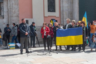 İspanya, Valencia, 27 Mart 2022 Ukrayna 'daki savaşı ve Rusya' nın işgalini protesto. Ukrayna 'yı destekleyen bir gösteride bayraklı insanlar