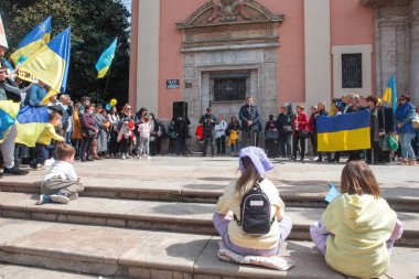 İspanya, Valencia, 27 Mart 2022 Ukrayna 'daki savaşı ve Rusya' nın işgalini protesto. Ukrayna 'yı destekleyen bir gösteride bayraklı insanlar