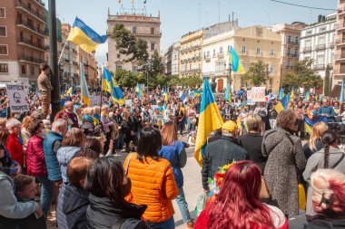 İspanya, Valencia, 27 Mart 2022 Ukrayna 'daki savaşı ve Rusya' nın işgalini protesto. Ukrayna 'yı destekleyen bir gösteride bayraklı insanlar