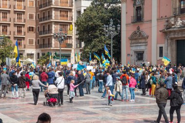 İspanya, Valencia, 27 Mart 2022 Ukrayna 'daki savaşı ve Rusya' nın işgalini protesto. Ukrayna 'yı destekleyen bir gösteride bayraklı insanlar