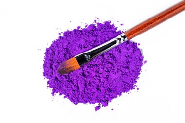 Beyaz arka plan makrosu üzerinde bir demet kuru mor pigment, mor
