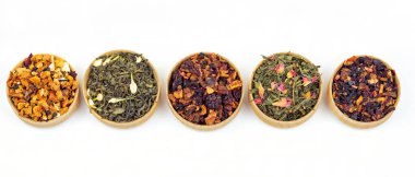 Beyaz arka planda farklı çay türleri. Lezzetli bir çay, meyve çayı. Üst Manzara. mesaj için yer. beyaz üzerine izole