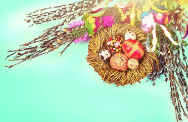 Paskalya yumurtaları ve Söğüt dalları beyaz bir arka plan üzerinde