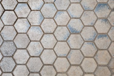 Bu döşeme eskimiş bir dokusu olan eşsiz bir altıgen kiremit deseni içerir, boşluğa karakter ekler.