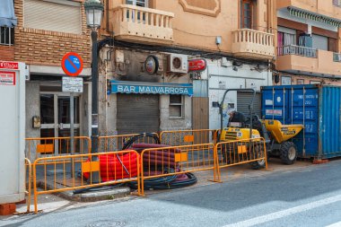 İspanya, Valencia, 29 Mart 2024: Valensiya 'da bir şehir caddesine ağır makineler park edildi..