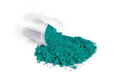 Parlak turkuaz tozu, canlı rengini ve ince dokusunu sergiliyor. Çeşitli sanatsal ve el işi projeleri için mükemmel..