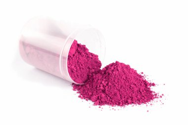 Pembe renkli canlı bir toz, şeffaf bir kaptan dışarı dökülürken temiz bir yüzeye yayılır. Bir gemi aktivitesi için hazırlıklar sürüyor..