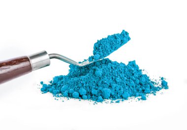 Seruleum mavi pigmenti, beyaz arka planda kuru doğal boya, makro.