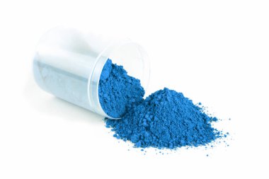Mavi pigment, beyaz arka planda kuru doğal boya, makro.