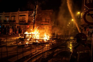 Valencia 'daki Falla kutlamalarında, 19 Mart 2023' teki gösteriye seyircilerin hayret verici bir şekilde hayran kalmaları sonucunda sönen şenlik ateşleri görülüyor..