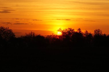 Gölün üzerinde güzel bir gün batımı