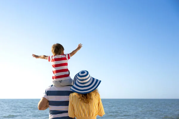 Щаслива Сім Розважається Пляжі Мати Батько Дитина Тлі Блакитного Моря — стокове фото