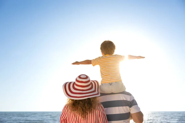 Szczęśliwa Rodzina Bawiąca Się Plaży Matka Ojciec Dziecko Tle Błękitnego — Zdjęcie stockowe