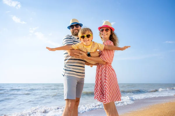 Šťastná Rodina Baví Pláži Matka Otec Drží Syna Pozadí Modrého — Stock fotografie