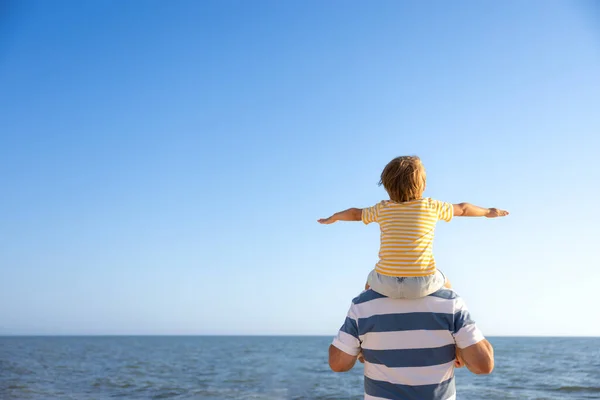 가족들 해변에서 즐거운 시간을 보내고 있습니다 아버지와 아들은 하늘을 배경으로 — 스톡 사진