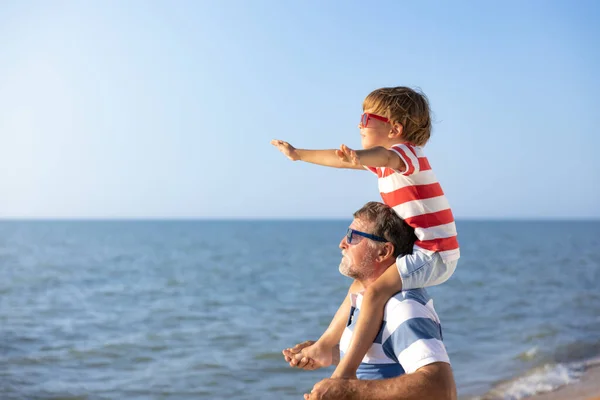 Szczęśliwa Rodzina Bawiąca Się Plaży Dziadek Chłopiec Tle Błękitnego Morza — Zdjęcie stockowe