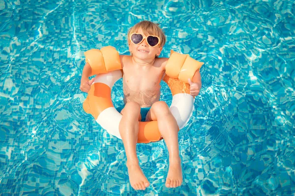 Mutlu Çocuk Yaz Tatilinde Eğleniyor Çocuk Havuzda Oynuyor Etkin Sağlıklı — Stok fotoğraf