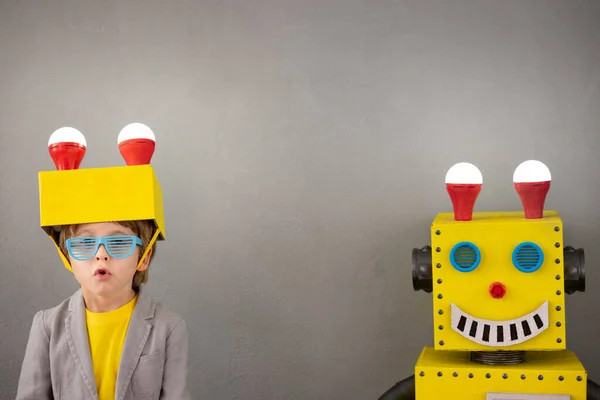 Niño Feliz Con Robot Chico Gracioso Jugando Casa Concepto Éxito —  Fotos de Stock