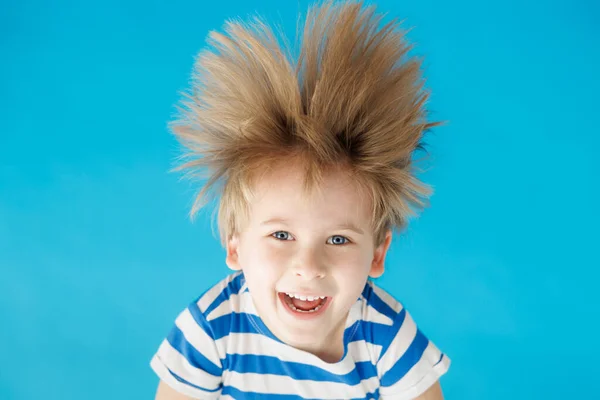 Mutlu Çocuk Mavi Kağıttan Arka Planda Bağırıyor Ters Asılı Komik — Stok fotoğraf