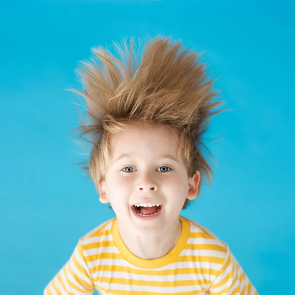 Šťastné Dítě Křičí Pozadí Modrého Papíru Vtipný Kluk Visí Hlavou — Stock fotografie