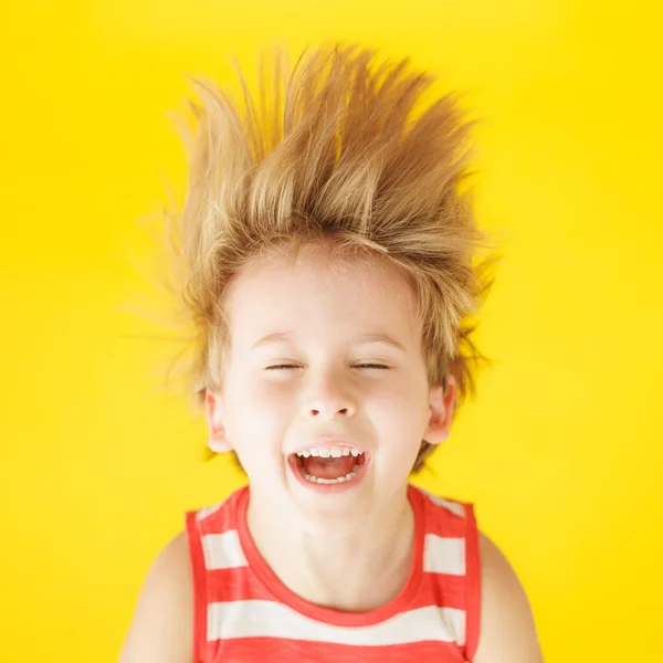 Šťastné Dítě Křičí Pozadí Žlutého Papíru Vtipný Kluk Visí Hlavou — Stock fotografie