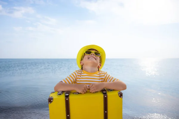 Gelukkig Kind Genietend Van Zon Tegen Blauwe Lucht Achtergrond Een — Stockfoto