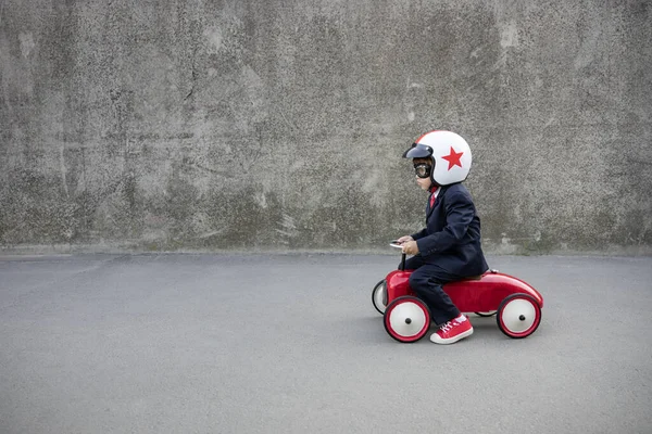Szczęśliwy Dzieciak Udaje Biznesmena Zabawne Dziecko Jeżdżące Samochodem Dla Dzieci — Zdjęcie stockowe
