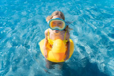 Yaz tatilindeki komik çocuk. Denizde yüzen mutlu kız