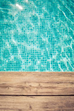 Bulanık suya karşı ahşap arka plan. Yaz tatili kavramı