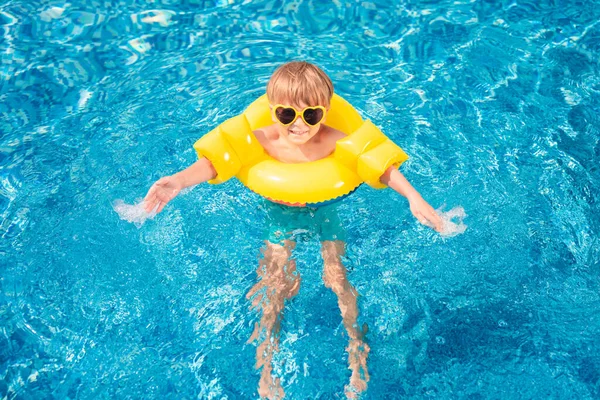 Glückliches Kind Das Spaß Sommerurlaub Hat Kind Spielt Schwimmbad Aktives — Stockfoto