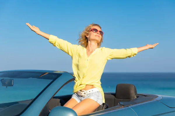Mujer Feliz Viajar Coche Mar Persona Divirtiéndose Cabriolet Azul Concepto — Foto de Stock