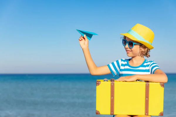 Dziecko Klasyczną Walizką Wakacjach Dziewczyna Bawiąca Się Plaży Dzieciak Papierowym — Zdjęcie stockowe
