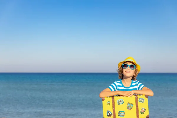 暑假带着老式手提箱的孩子 在海滩上玩得开心的女孩 小孩坐在大海和天空的背景下 旅行和探险概念 — 图库照片