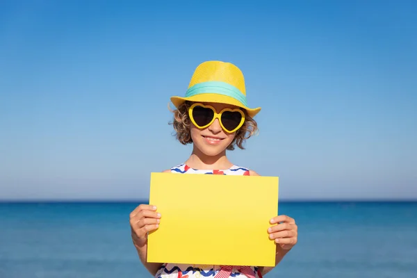 暑假时 孩子们一片空白地拿着纸 在海滩上玩得开心的女孩 旅行和探险概念 — 图库照片