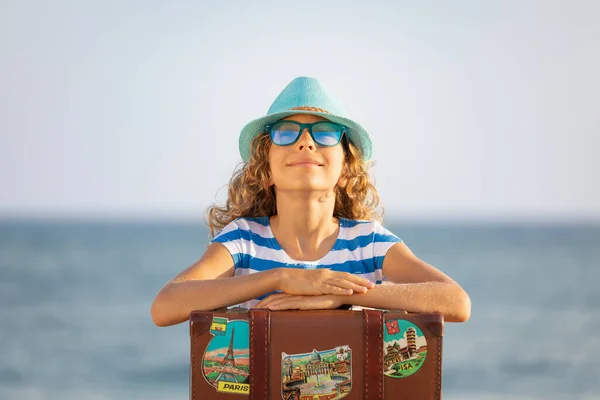 暑假带着老式手提箱的孩子 在海滩上玩得开心的女孩 小孩坐在大海和天空的背景下 旅行和探险概念 — 图库照片