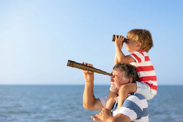 Szczęśliwa Rodzina Bawiąca Się Plaży Dziadek Chłopiec Patrząc Przez Lunetę — Zdjęcie stockowe