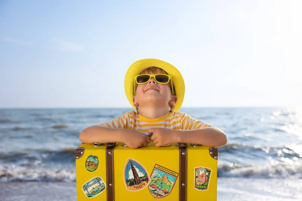 Ευτυχισμένο Παιδί Που Απολαμβάνει Τον Ήλιο Φόντο Τον Γαλάζιο Ουρανό — Φωτογραφία Αρχείου