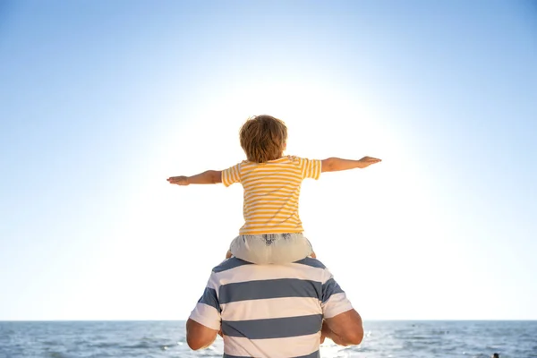 Mutlu Aile Sahilde Eğleniyor Baba Oğul Mavi Deniz Gökyüzü Arka — Stok fotoğraf