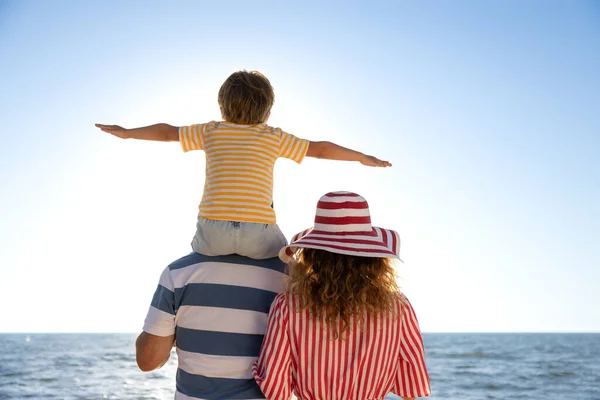 Glückliche Familie Die Spaß Strand Hat Mutter Vater Und Kind — Stockfoto