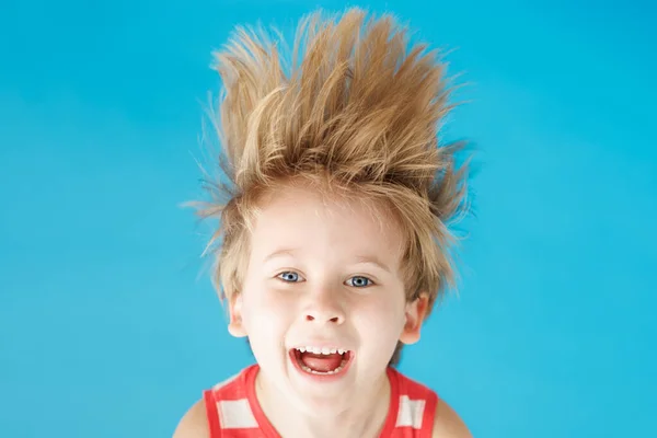 Criança Feliz Gritando Contra Fundo Papel Azul Miúdo Engraçado Pendurado — Fotografia de Stock