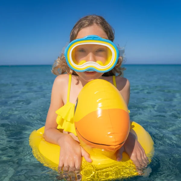 Lustiges Kind Den Sommerferien Glückliches Mädchen Das Meer Schwimmt — Stockfoto